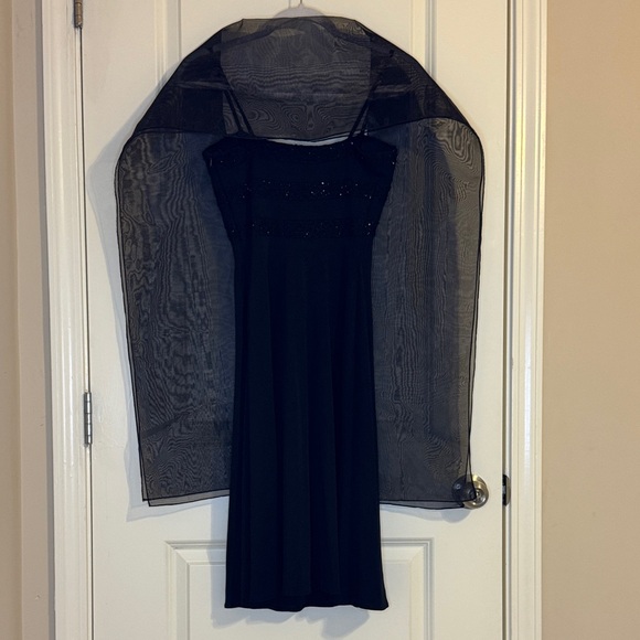 Elegant Black Dress with Sheer Overlay - Picture 7 of 7